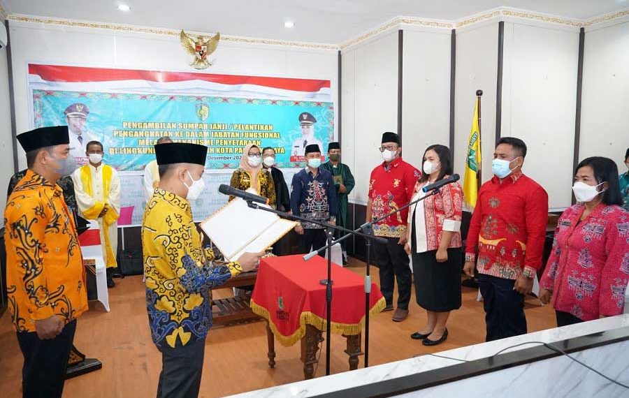 Wali Kota Palangka Raya, Fairid Naparin dalam sambutanya mengucapkan selamat kepada saudara-saudara yang baru saja dilantik sebagai pejabat fungsional