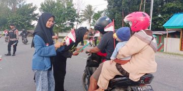 Menjelang HUT RI ke 77 GPII Kabupaten Mimika dibantu Polres Mimika menyebarkan ribuan bendera merah putih di sejumlah perempatan jalan protokol Kota Timika,