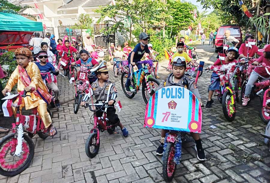 Warga Perumahan Puri Bukit Depok, RT03/RW10, Sasakpanjang, Tajurhalang, Bogor menyambut Hari Kemerdekaan ke-77 Republik Indonesia dengan berbagai