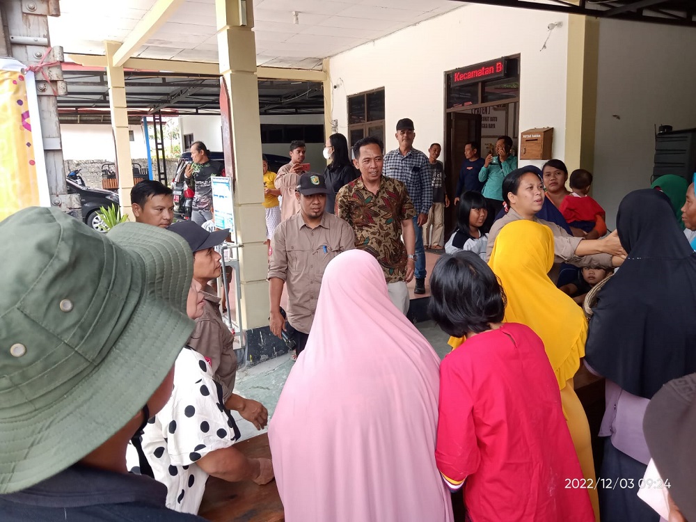 Dinas Perdagangan, Koperasi, UKM, dan Perinndustrian (DPKUKMP) mengadakan operasi pasar sembako dan operasi pasar LPG 3 Kg di Kelurahan Tangkiling