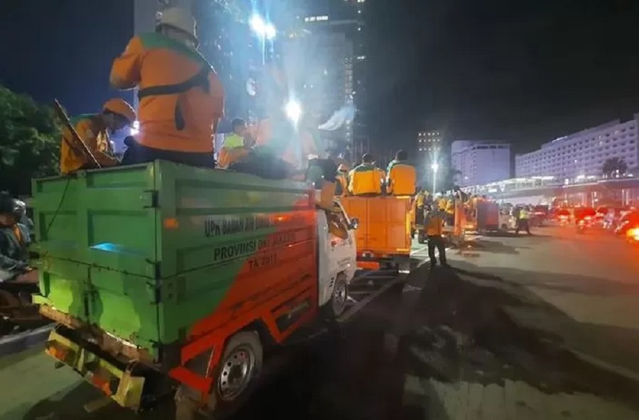 Sekadar informasi, Dinas Lingkungan Hidup Provinsi DKI Jakarta mengerahkan 3.180 petugas kebersihan untuk menangani sampah setelah selebrasi pergantian