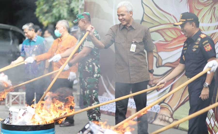 Sebanyak 9,7 juta batang rokok ilegal dimusnahkan Gubernur Jawa Tengah Ganjar Pranowo bersama Kantor Wilayah Bea Cukai Jateng dan DIY