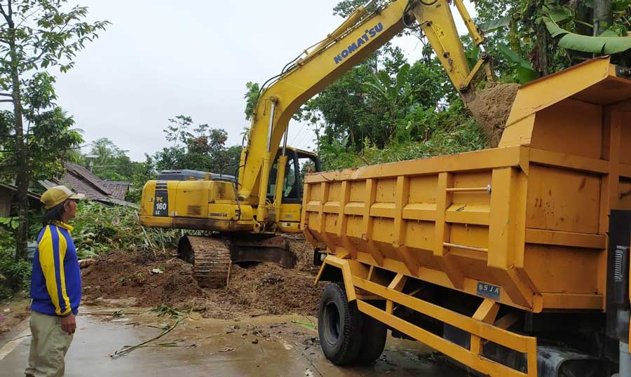 Akibat amblesnya jalan raya Picung-Munjul UPTD PJJ Pandeglang PUPR Provinsi Banten bergerak cepat menangani perbaikan jalan tersebut.