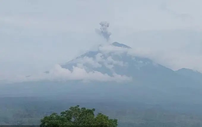 Gunung Semeru 7 Kali Erupsi Hari Ini Tinggi Letusan Capai 900 Meter