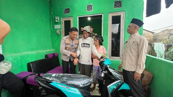 Kapolres Metro Depok Kombes Abdul Waras saat menyerahkan bantuan motor kepada penjual es kue jadul yang viral. Dok: Eranasional/HO detikcom.