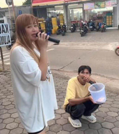 Aksi Pinkan Mambo ngamen di jalanan bawa kotak saweran, ditemani Arya Khan. Dok: Eranasional/HO Instagram/@pinkanmambo.