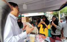 Kepala Badan Pengawas Obat dan Makanan (BPOM) Republik Indonesia, Prof Taruna Ikrar sidak Pasar Ramadan, di Jalan Mapanyukki, Kota Makassar, Kamis (5/3) sore.