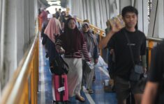 Penumpang di pelabuhan Makassar. (Foto: Pelindo)