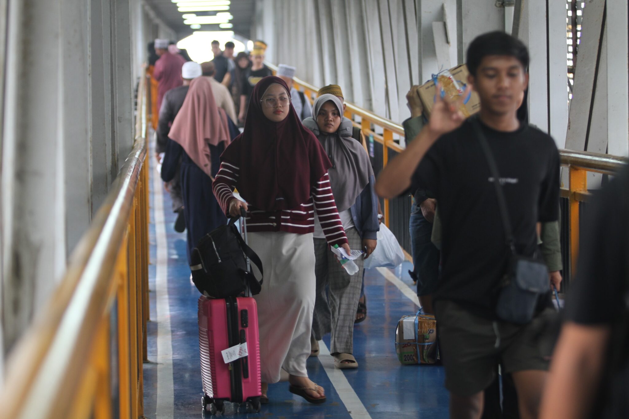 Penumpang di pelabuhan Makassar. (Foto: Pelindo)