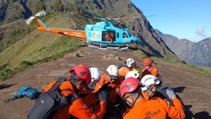 Proses evakuasi pendaki asal Malaysia di Gunung Rinjani. (Foto: Tim SAR)