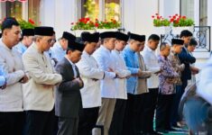 Presiden Prabowo dan rombongan salat iduladha di Paris. (Foto: Satpres)