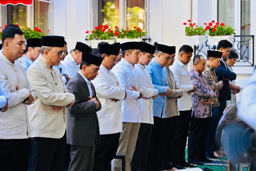 Presiden Prabowo dan rombongan salat iduladha di Paris. (Foto: Satpres)