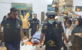 Dokpol saat mengevakuasi jenazah korban. (Foto: Dok. Polisi)