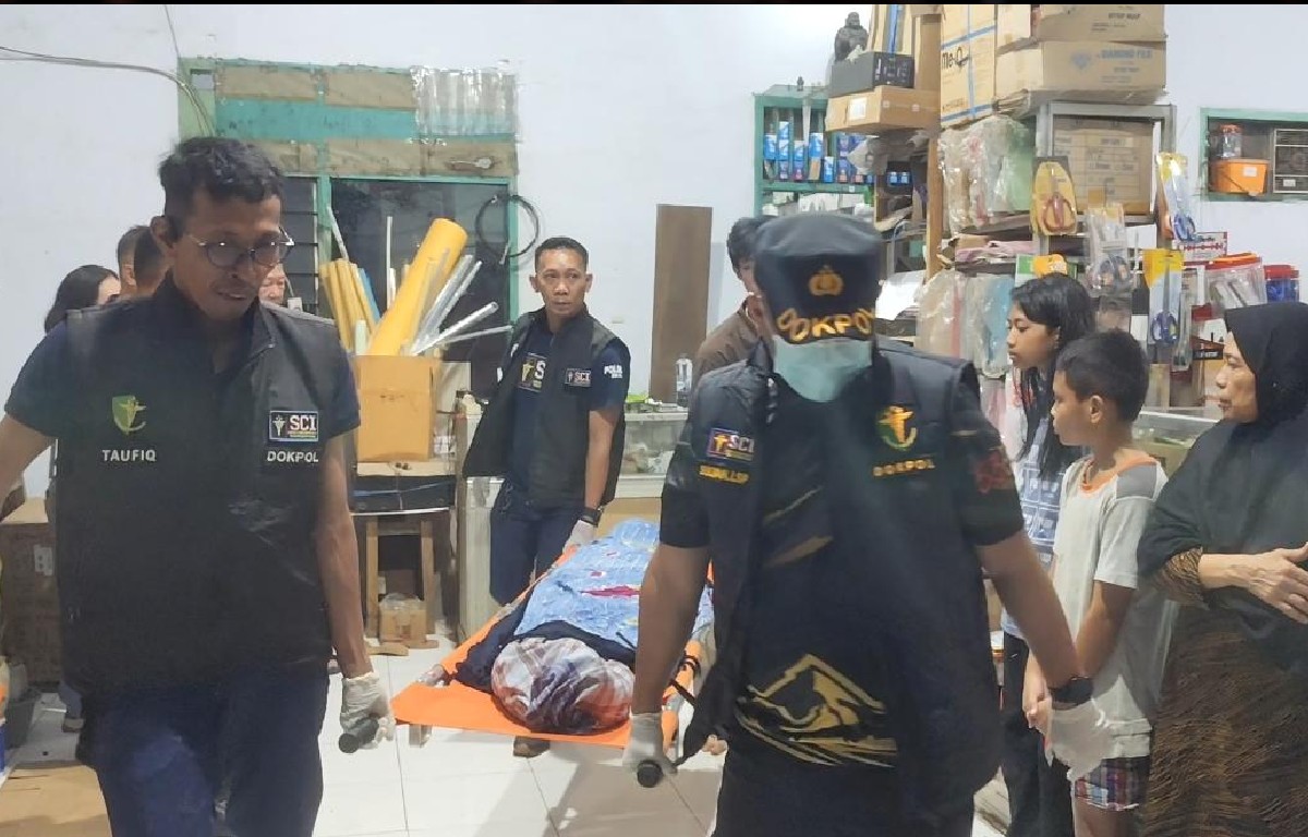 Dokpol saat mengevakuasi jenazah korban. (Foto: Dok. Polisi)