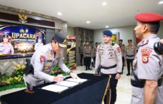 Kapolda Sulsel, Djuhandhani Rahardjo Puro, menandatangani Penyerahan Jabatan Dirreskrimum Polda Sulsel di Lobby Lantai 1 Mapolda Sulsel, Senin (11/5/2026). (Foto: Polda Sulsel)