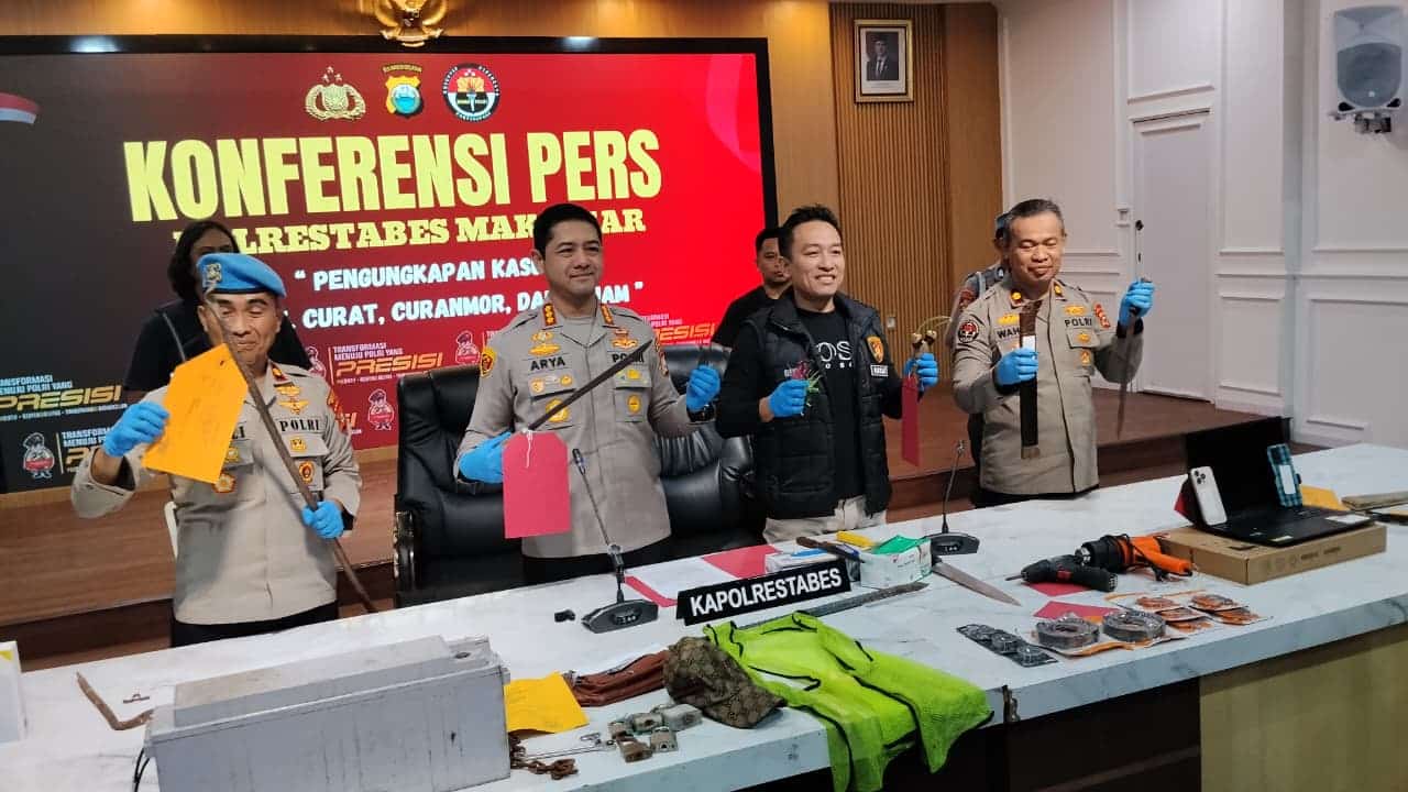 Polisi rilis kasus pembacokan remaja oleh geng motor di Makassar, Selasa 12 Mei 2026. (Foto: Eranasional/Rio)
