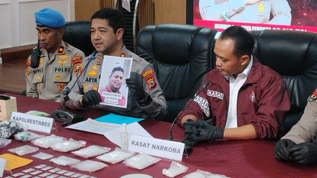 Kapolrestabes Makassar Kombes Pol. Arya Perdana didampingi Kasat Narkoba AKBP Lulik ebyantara saat rilis kasus, Rabu 13 Mei 2026. (Foto: Eranasional/Rio)