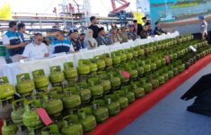 Pres rilis pengungkapan penyelundupan BBM Subsidi di pelabuhan peti kemas Makassar, Selasa 2 Juni 2026. (Foto: ERANASIONAL/Rio)