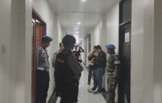 Penggeledahan di Disdik Gowa dijaga ketat. (Foto: Eranasional)