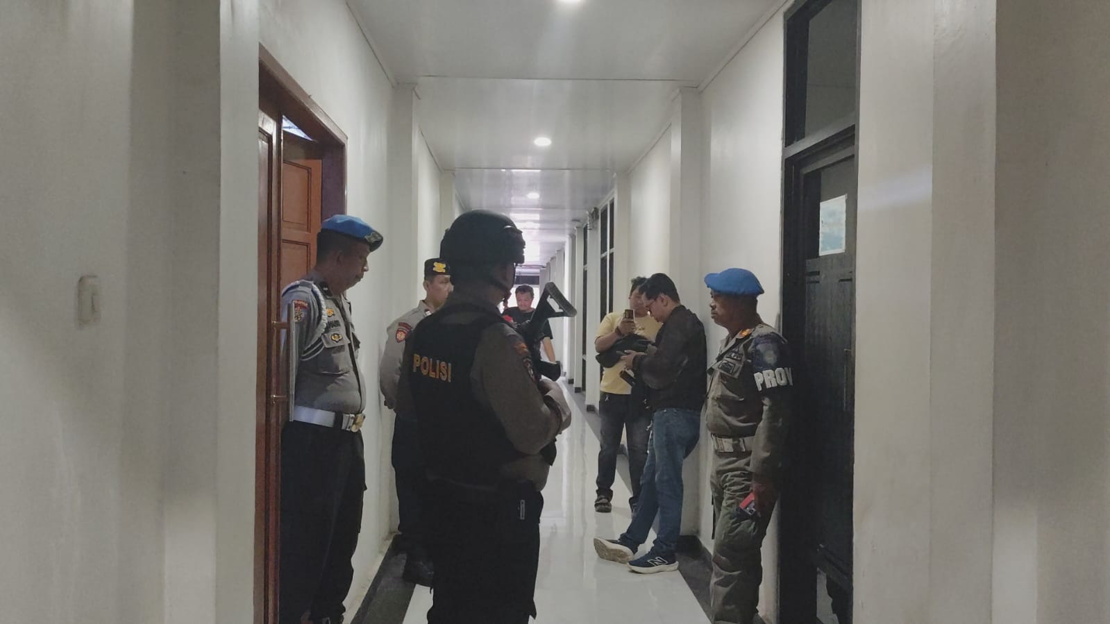 Penggeledahan di Disdik Gowa dijaga ketat. (Foto: Eranasional)