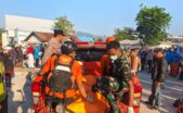Tim SAR evakuasi korban meninggal akibat gempa di Flores, Sabtu 15 Agustus 2026. (Foto; Tim SAR)