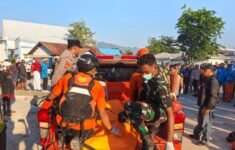 Tim SAR evakuasi korban meninggal akibat gempa di Flores, Sabtu 15 Agustus 2026. (Foto; Tim SAR)