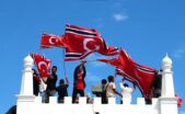 Bendera Bulan Bintang berkibar saat peringatan hari damai Aceh. (Foto: int)