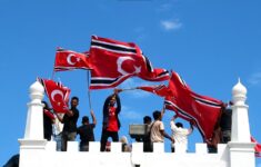 Bendera Bulan Bintang berkibar saat peringatan hari damai Aceh. (Foto: int)