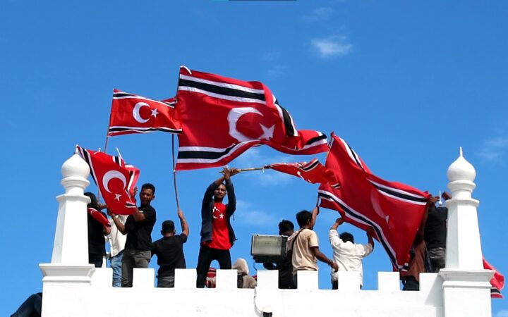 Bendera Bulan Bintang berkibar saat peringatan hari damai Aceh. (Foto: int)