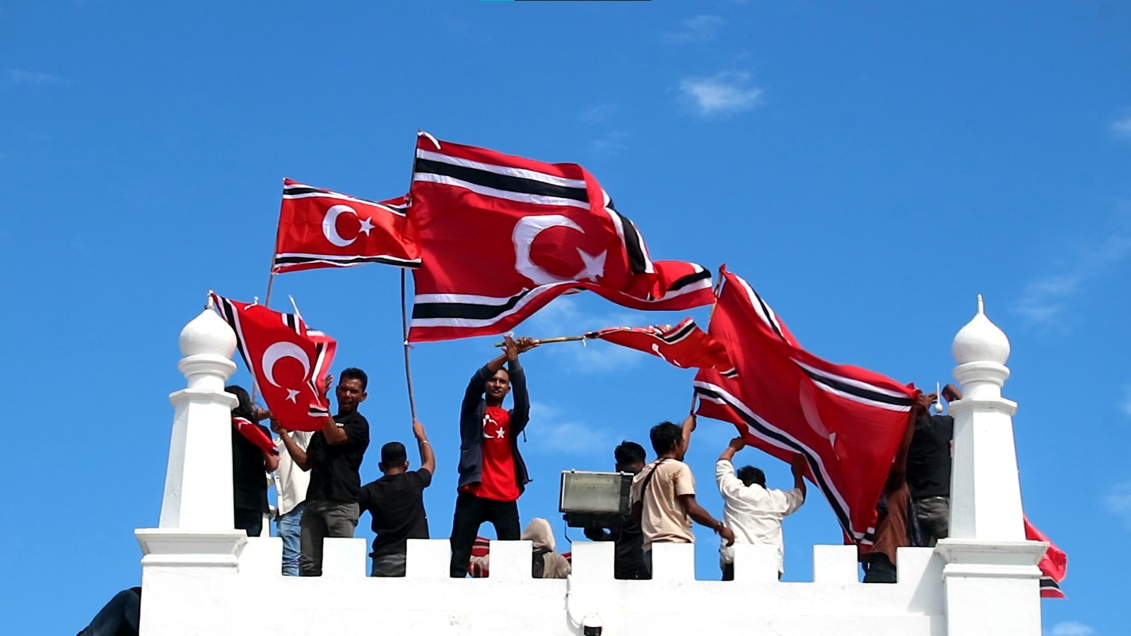 Bendera Bulan Bintang berkibar saat peringatan hari damai Aceh. (Foto: int)