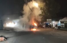 Mobil Fortuner terbakar di tengah kemacetan di Banda Aceh. (Foto: Netizen)
