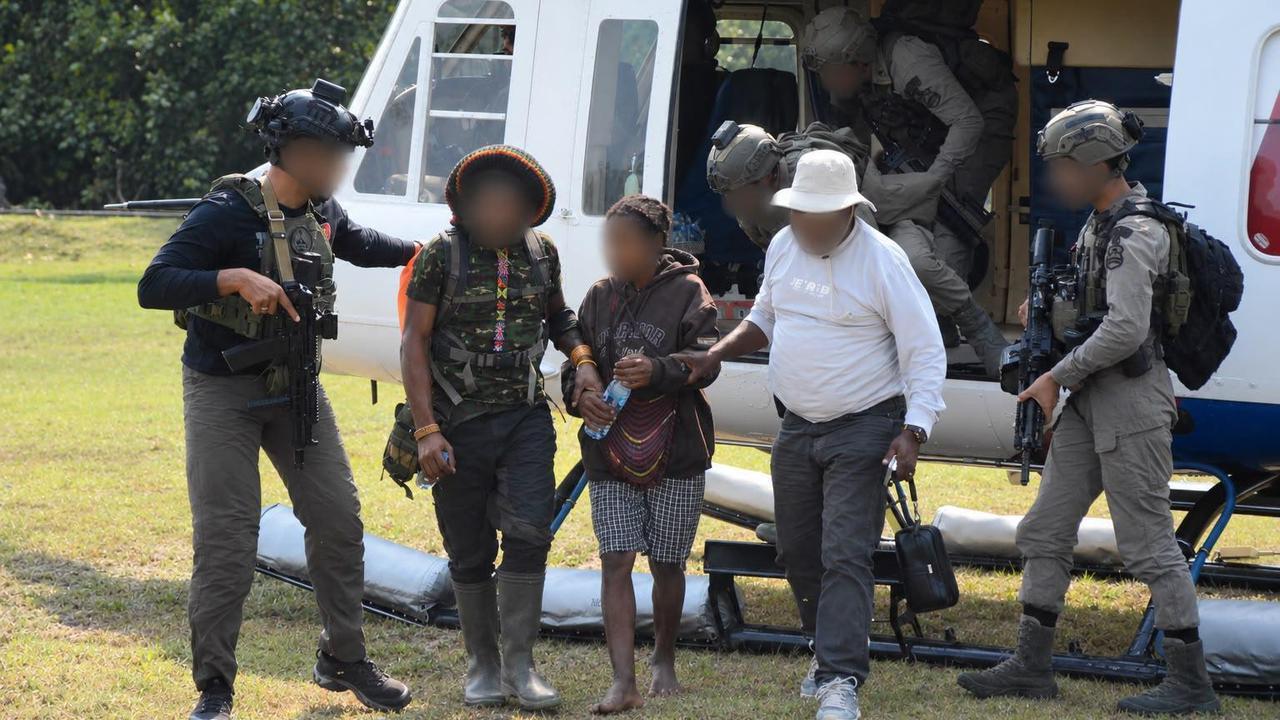 Satgas Damai Cartenz berhasil evakuasi korban penyanderaan KKB. (Foto: Satgas Damai Cartenz)