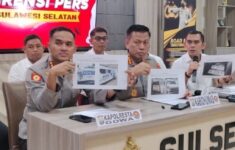 Kasubdit III Tindak Pidana Korupsi Ditreskrimsus Polda Sulsel AKBP Jufri, Kabid Humas Polda Sulsel Kombes Didik Supranoto dan Kapolresta Gowa Kombes Muh. Yusuf saat rilis kasus di Mapolda Sulsel, Senin 28 September 2026. (Foto: ERANASIONAL/Rio Anthony)