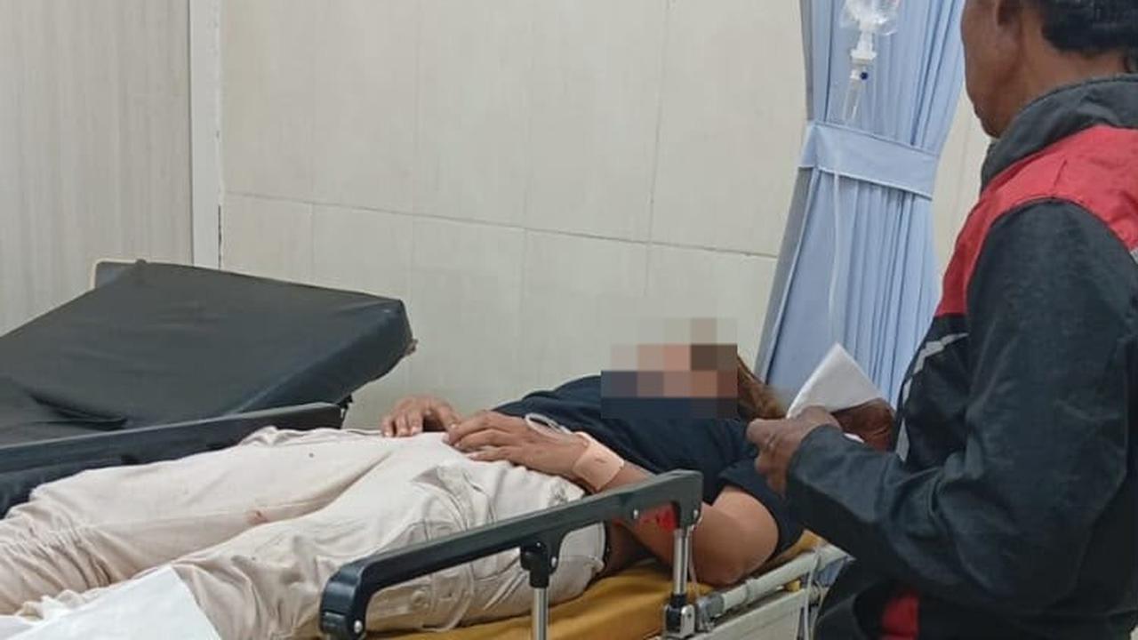 IRT asal Tamanan, Kabupaten Bondowoso, berinisial SS (30), dilarikan ke rumah sakit setelah menjadi korban penganiayaan dan perampokan. (Foto: Istimewa)
