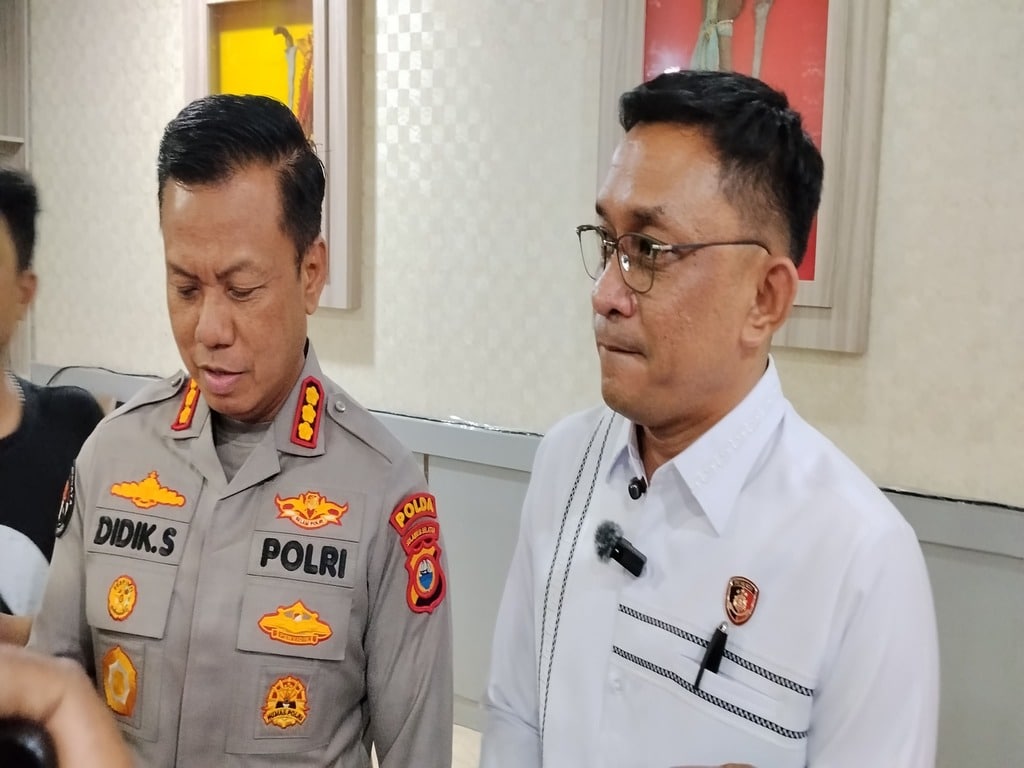 Kabid Humas Polda Sulsel, Kombes Pol. Didik Supranoto didampingi Kasubdit Cyber, AKBP Jan Manto Hasiholan saat diwawancarai di Mapolda Sulsel, Senin (12/10/2026). (Foto: ERANASIONAL/Rio Anthony).