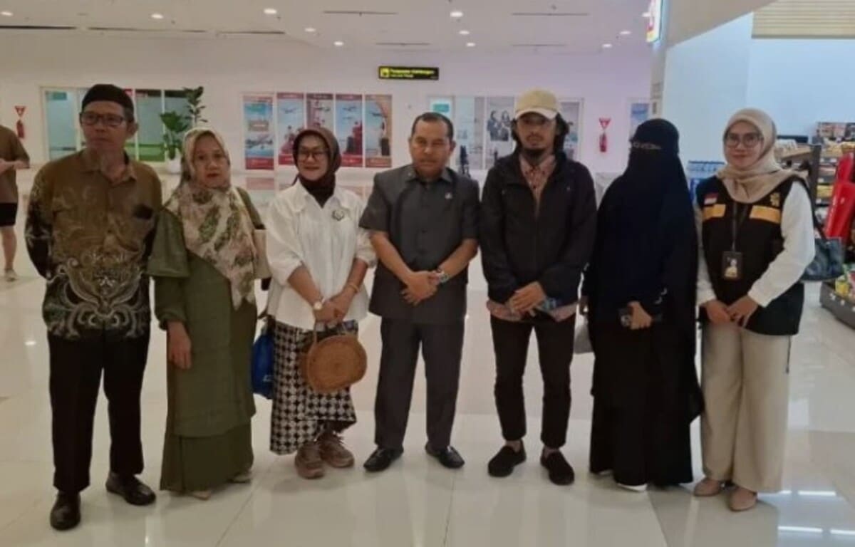 Tim Pelindungan BP3MI Sulsel yang diwakili Irvan dan Nurfadillah, menjemput langsung dua ABK asal Sulsel, di Bandar Udara Internasional Sultan Hasanuddin, Makassar, Rabu (7/10/2026). (Foto: Dok.MP3MI Sulsel)