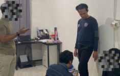 Plisi saat menggrebek kos tempa SMS Penipuan di Makassar. (Foto: Polisi)
