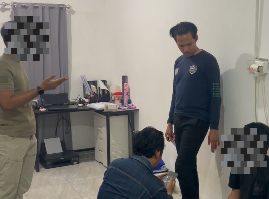 Plisi saat menggrebek kos tempa SMS Penipuan di Makassar. (Foto: Polisi)