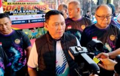 Ketua Umum PP PESTI periode 2023–2028, yang juga Kapolda Sulsel, Irjen Pol M. Awal Chairuddin, sat diwawancarai di Lapangan Tenis Kodam XIV Hasanuddin, Jalan Sudirman, Makassar, Jumat 30 Oktober 2026. (Foto: Eranasional/Rio)