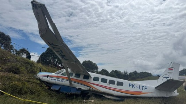 pesawat Caravan PK-LTF milik Asian One Air tergelincir di Bandara Bilorai, Distrik Sugapa, Kabupaten Intan Jaya, Papua Tengah, Sabtu (24/10/2026). (Foto: Dok. Int)
